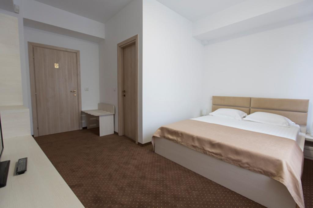 Hotel Thomas Bukares Bagian luar foto
