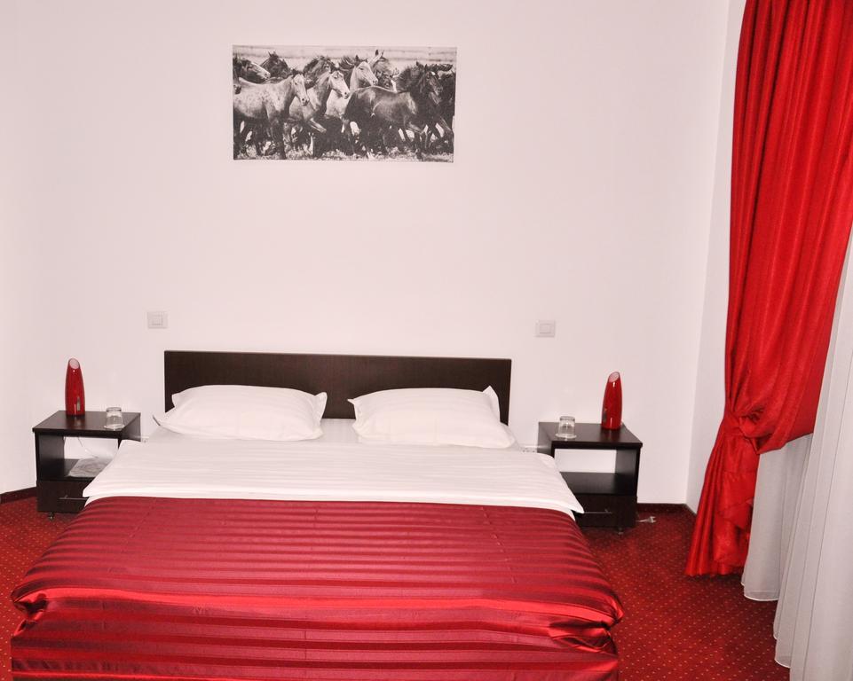 Hotel Thomas Bukares Bagian luar foto