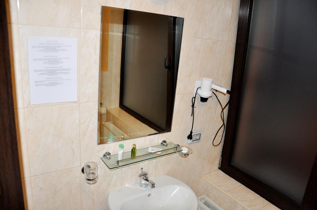 Hotel Thomas Bukares Bagian luar foto