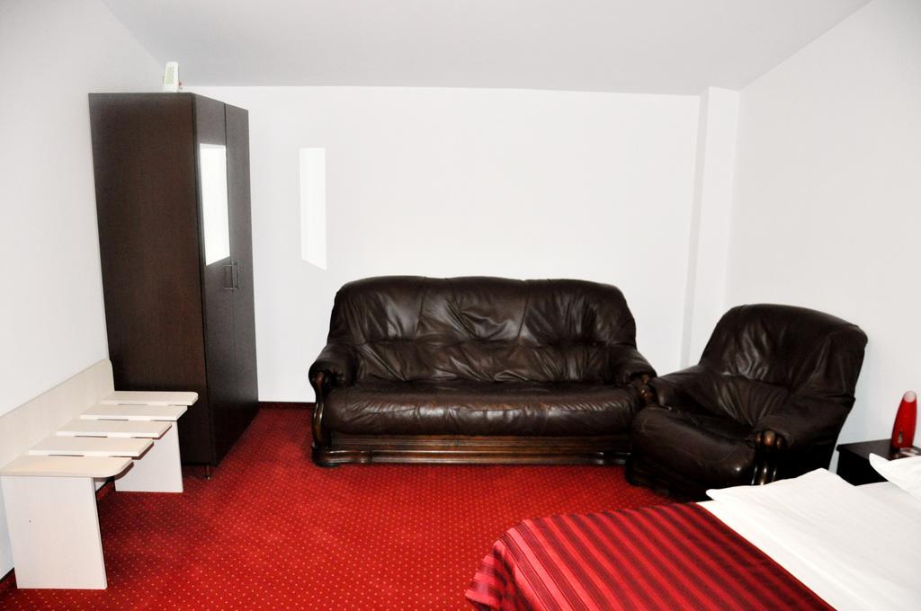 Hotel Thomas Bukares Bagian luar foto