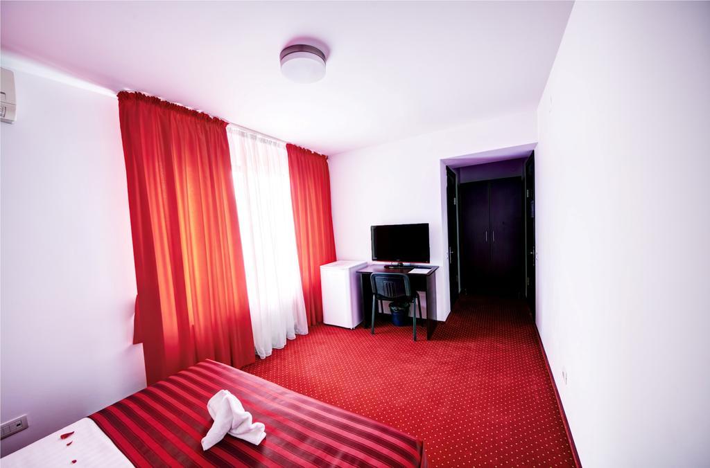 Hotel Thomas Bukares Bagian luar foto