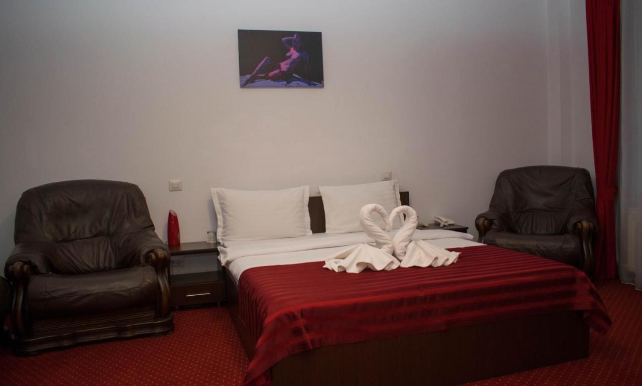 Hotel Thomas Bukares Bagian luar foto
